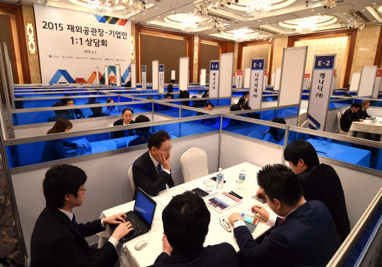 한국무역협회가 2일 서울 소공동 롯데호텔에서 개최한 '재외공관장 초청 일대일 상담회'에서 각국 대사들과 우리 중소기업들이 해외 마케팅에 대한 상담을 하고 있다.<한국무역협회 제공>